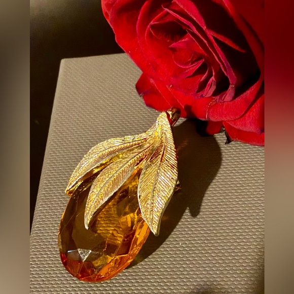 Vintage Gold Tone and Amber Leaf Pendant / Brooch - Picture 9 of 14